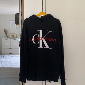 Calvin Klein hoodie - Nåt år gammal men bara använd ett par gånger. Bra skick, inga lösa sömmar eller fläckar som inte går bort. Originalpris 1099kr