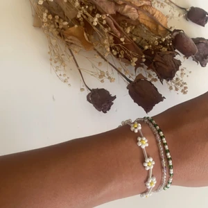 Pärlade smycken  - Hemmagjorda pärlsmycken💗 främst armband men kan göra halsband och ringar också. Pris är beroende på vad man vill ha. Frågor om färg osv är det bara att skriva till mig. Välj hur smycket ska se ut utifrån vad jag har såklart och sen säger jag ett pris utrifrån det. Finns så att man kan få bokstäver eller om man vill ha något skrivet som ni ser på sista bilden💓