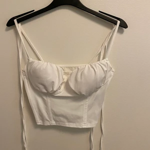 Vit topp  - En vit korsett inspirerad topp. Funkar perfekt till fest.