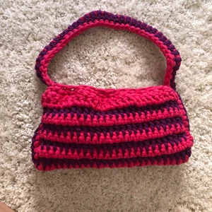Randig virkad handväska  - Rosa-lila handgjord virkad väska. Ca 15 x 30 cm