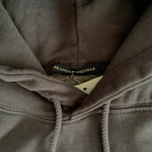 Brandy Melville tröja!  - Oanvänd tröja med luva från Brandy Melville! Kameran ville inte ge färgen rättvisa, men sista bilden dagen från Brandy Melvilles hemsida visar färgen bra. Det är en blå oversized luvtröja och för 380 kr är den din (inskluive frakt)! 