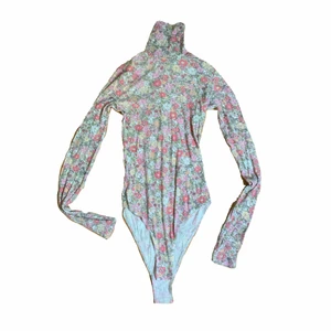 jätte fin blommig body! - jätte cool blommig body som är jätte fin till ett par jeans, hör av dig vid intresse! 