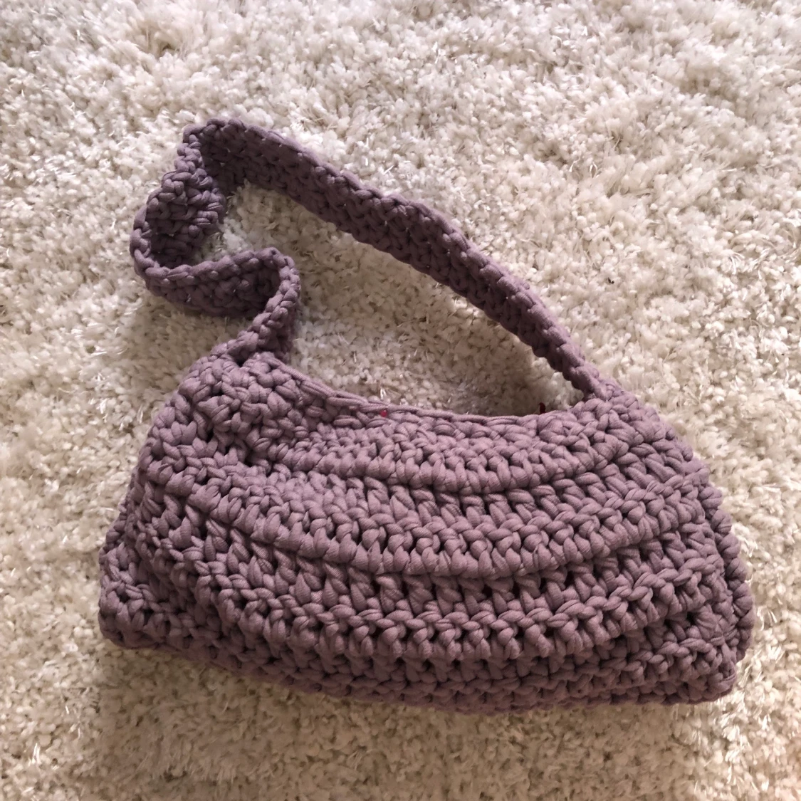 Lavendel-lila virkad handväska