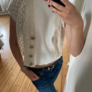 Stickad beige väst - Stickad beige väst