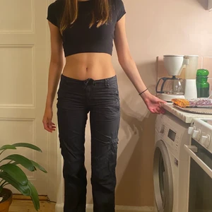 Low waist cargopants - Supersnygga low waisted cargopants som tyvärr är för små för mig. De har fickor fram, bak och på sidorna. De har även ett snöre som man kan dra åt i midjan. Jag är 176 cm. 