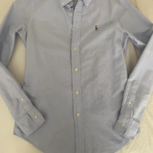 Ralph Lauren Skjorta Custom Fit XS - Skjortan har använts ett fåtal gånger och sitter superfint på! Hör av er vid funderingar 😊