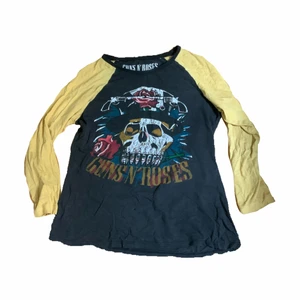guns n roses långärmad tröja :) - jätte cool guns n roses tröja, eftersom den inte används av mig längre tror jag den passar bättre hos någon annan. Det finns dock två små hål i tröjan längst fram men det är inget som syns direkt om man har på sig den. ☺️