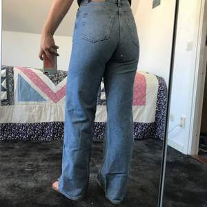 Mid-blue jeans från Monki i modellen Yoko. Knappt använda och i mycket bra skick. Likadana som i tidigare anonns men en storlek större på dessa. Hör av dig vid frågor/fler bilder!