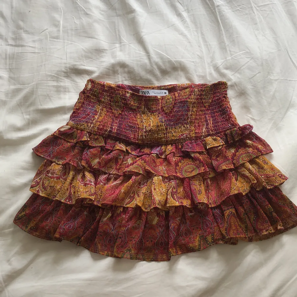 Säljer denna populära kjol från zara som är helt slutsåld på hemsidan, kjolen är endast använde en gång och är därav i nyskick. Säljer för 450 plus frakt💕 . Kjolar.