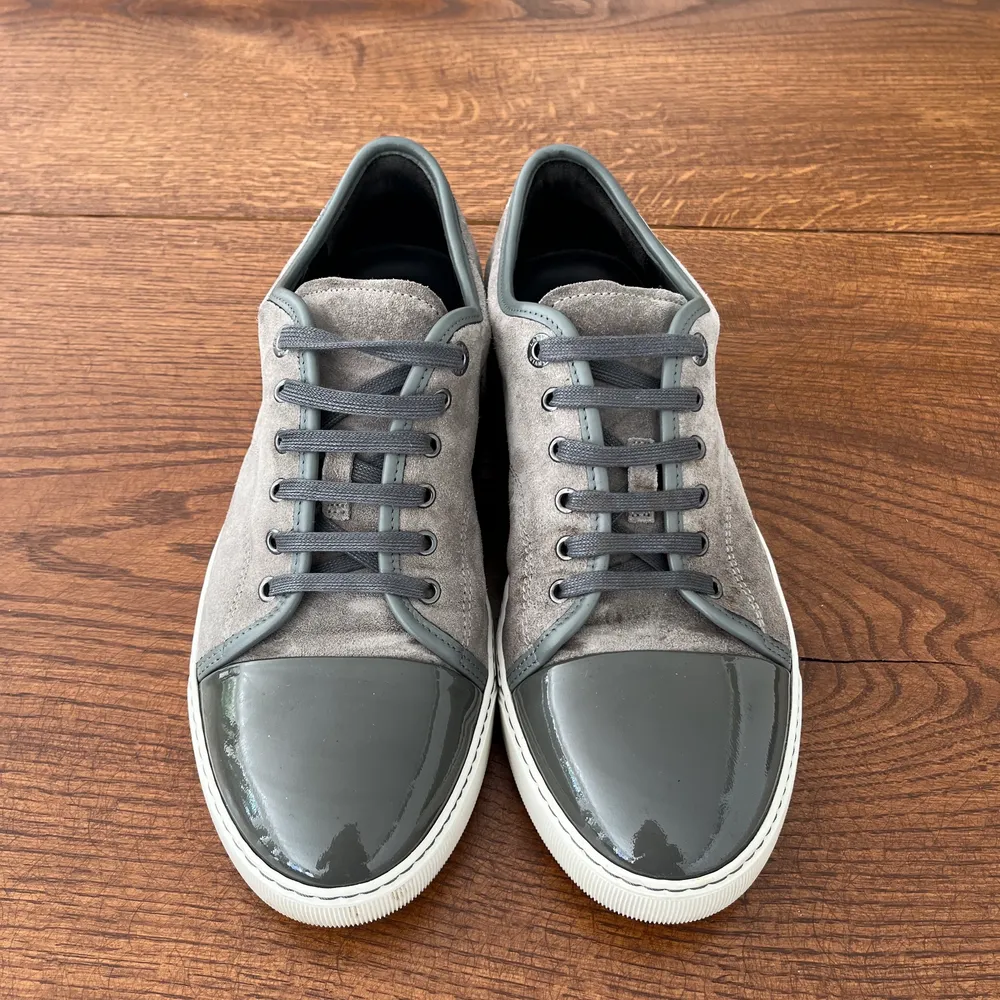 Säljer mina gråa lanvin skor i beige. Storlek 9i lanvin men skulle säga att dom sitter som 44 ish. Om ni vill ha mer bilder så är det bara att skriva!. Skor.