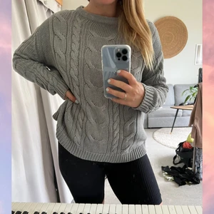 Mysig kofta - Mysig oversizekofta, perfekt under sommarkvällarna men även när det blir kallt i höst.  Strl: M, men funkar absolut upp till L