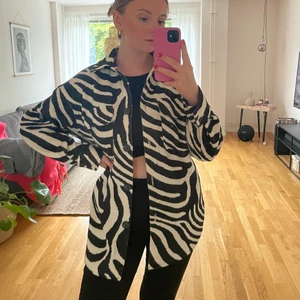 Kavaj/jacka  - En kavaj/jacka i svart-beige zebramönster. Storlek XS men passar förmodligen s-m då den är stor i storlek