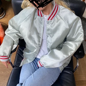 vintage baseball jacka - as snygg vintage baseball jacka, mycket bra skick och passar som en oversize S/M. ‼️kontakta mig innan du vill köpa ‼️