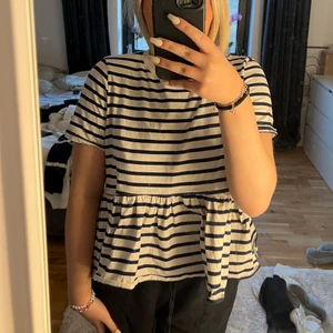 T-shirt med volang - Söt tshirt från zara! Mörk blå och vit randig med en volang nertill!🥰