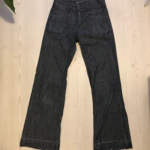 Utsvänga jeans  - Utsvängda jeans jag köpte secondhand. Har aldrig fått användning för dem. Och längden är bra på mig som är 166 passar upp till 168. 