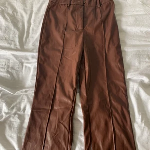 Skinnbyxor  - Ett par riktigt snygga skinnbyxor med en liten slit längst ner på båda benen som tyvärr är för stora för mig. De är i storlek xs men jag skulle säga att de är mer S men hade även kunnat passa en person som har storlek M  då de är stora i storlek.