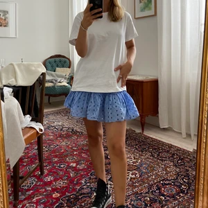 Blå Kjol i strl. 36 - En ljusblå kort kjol från ASOS i strl 36. Kjolen har en resårmidja. True to size. 
