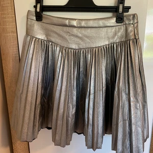 Kjol från zara - Silvrig kjol från zara strl 13-14 år. Fint skick