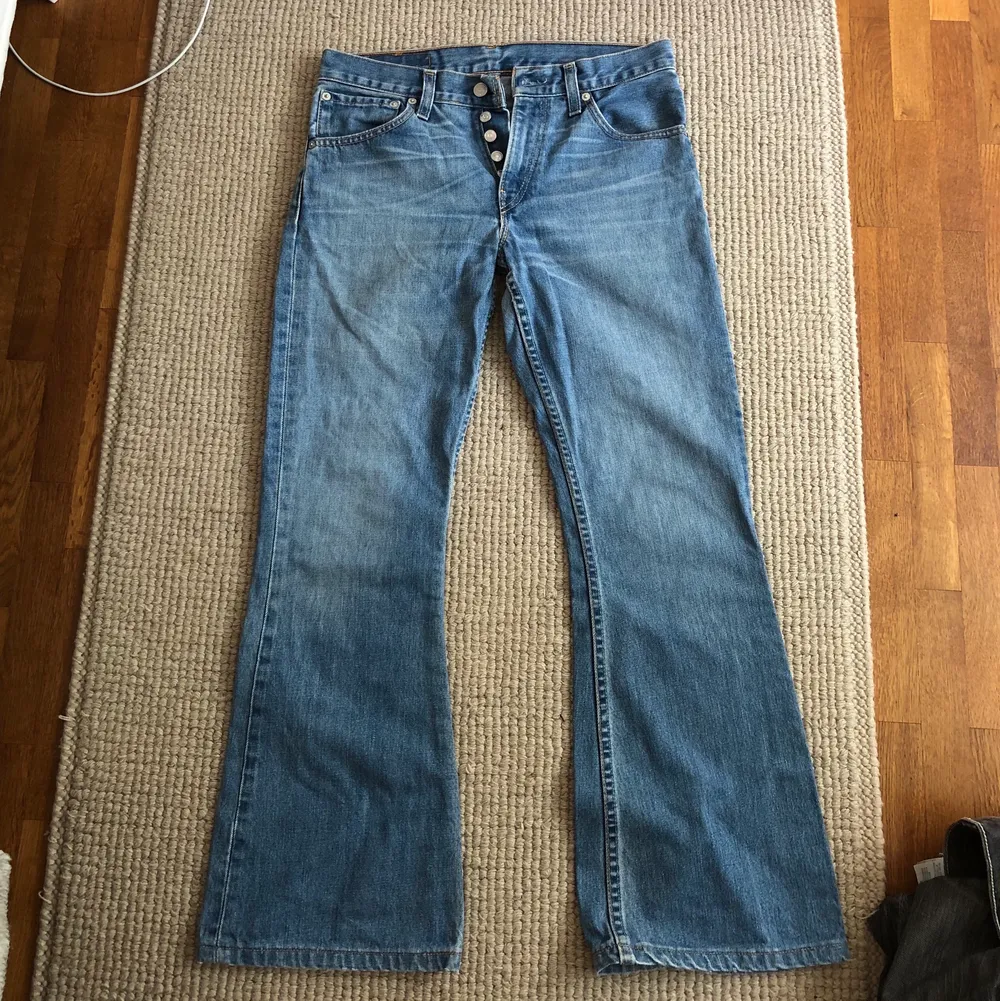 Snygga Levis jeans i bra skick storlek w29 l32, lite korta på mig som är ca 165 så passar nog bättre en runt 160, skriv för mått och frågor!💖. Jeans & Byxor.