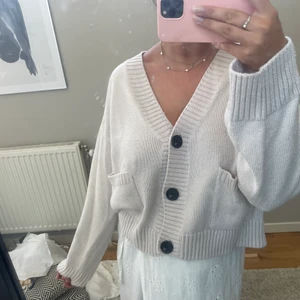 Stickad kofta  - Från H&M, jättefint skick. Storlek s men lite oversized. 