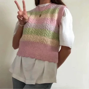 ZARA väst - Supersöt stickad väst från ZARA som man piffa upp vilken outfit som helst. Jätteskön i materialet, inget sticksig alls. Köpare står för frakt 💕💚