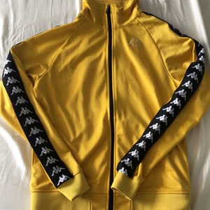 Kappa tröja - Denna kappa tröjan är i jätte bra skick. Säljer den för att den är för liten för mig. Jag är en M i dessa tröjor och denna är i S.