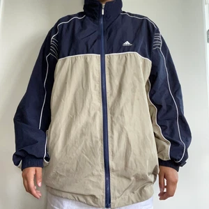 Skit snygg adidas jacka! - Min mammas gamla adidas jacka! Skit snygg och i väldigt bra skick. 