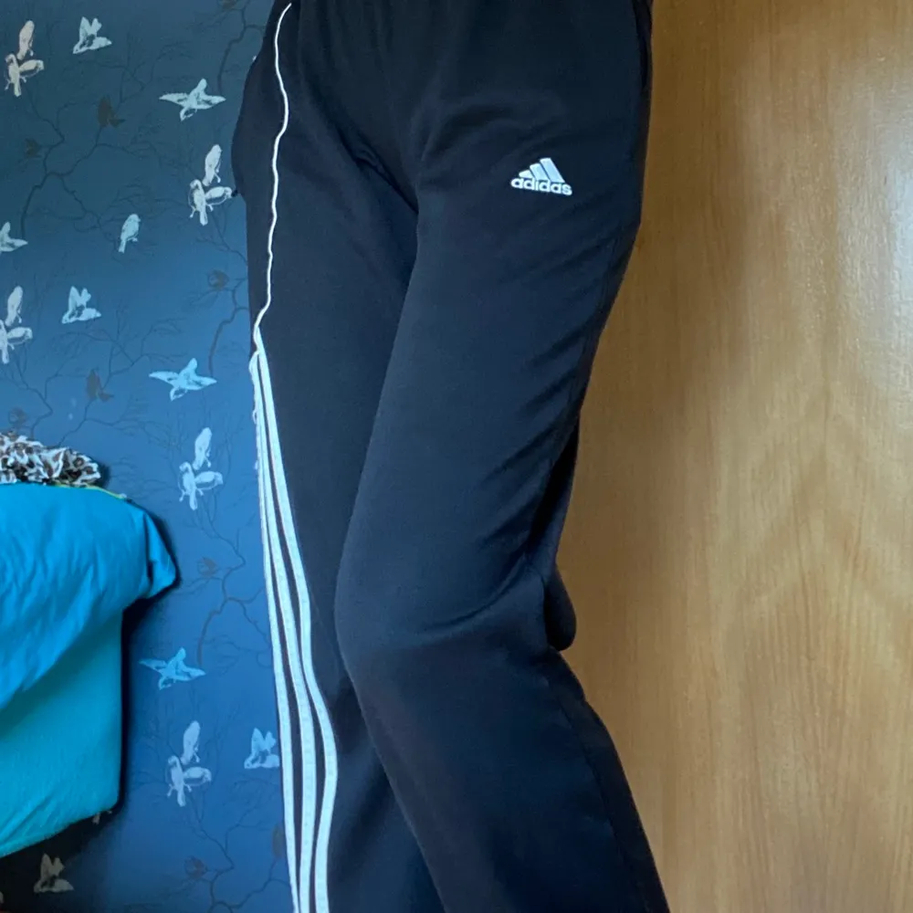 Adidasbyxor i träningstyg, känns svalkande? OBS! Ena fickan går inte att stänga. Vill du köpa flera grejer går det att lösa med bra pris osv! Jag är 164 och har oftast S eller XS. Jeans & Byxor.