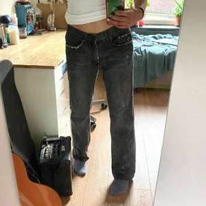 Mörkgrå jeans❤️ - Svartgråa snygga straight leg acne jeans, de är lite slitna vid gylfen och fickorna men tycker själv det bara är snyggt. Frakta eller mötas i Stockholm, köparen står för frakten❤️❤️