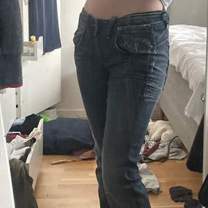helt oanvända low rise jeans som är lite långs på mig, köpta på plick, dm för frågor <3