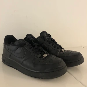 Svarta airforce 1 - Ett par svarta airforce 1 i begagnat skick. Lite små trasiga på undersidan men inget mer märkvärdigt på insidan. På framfoten har sömmen gått upp lite, men inget som märks. 