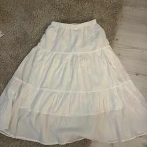 Lång kjol - Vit superfin lång kjol, aldrig använd då den var för liten för mig. Jag är en M och denna var för liten så skulle säga att den passar en S💗