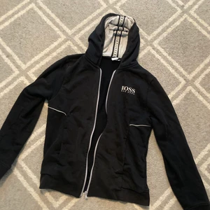 Hugo boss tröja  - Hugo boss tröja   Använt skick men fortfarande fin  Storlek S