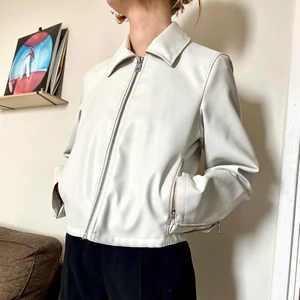 Vit jacka i pu-läder - Superfin jacka från weekday! Har en likadan i svart för passformen är så fin och passar till allt! 