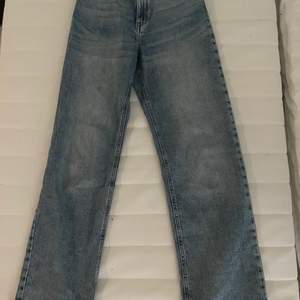 Säljer dessa blåa vida jeans för att det inte kommer till användning. De kommer från Lindex och är i storlek 152 men är för långa på mig som är 160 cm lång, så de är ganska stora i storleken. Köpte för 350 kr och säljer nu för 199 kr. 🫶🏼🫶🏼🫶🏼 