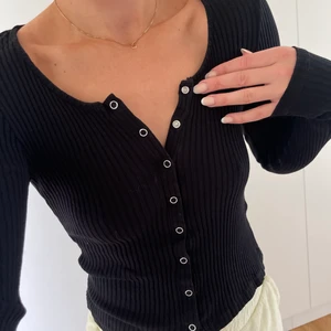 Topp från Nelly.com - Säljer denna sköna & snygga topp från Nelly.com!🖤🖤 Knapparna går att knäppa ända vägen upp. Tryck inte på köp ej, hör av er till mig istället!!❣️❣️