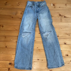 Håliga jeans - Dessa jeans är jättefina inte skinny utan lite större med hål vid knäna. Midjemåttet är: 31 tvärs över och innerbenslängden är: 74. Köpte dessa på lager157 har använt ca 2 gången och säljer för att de är för små för mig nu storlek:xxs priset är ink frakt💗