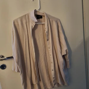 Skjorta i storlek S - Det passar jätte bra och materialet är ganska tunnt. Det har varit använd kanske 3 gånger. 