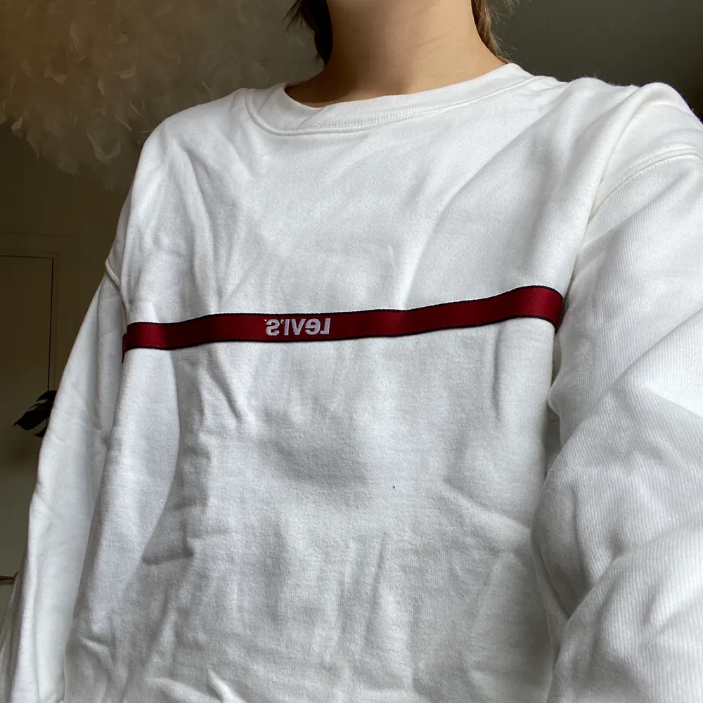 I princip helt oanvänd Levi’s tröja i off-white som är lite croppad. Tvättas i 30°C. ✨. Hoodies.