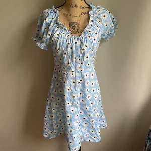 Blommig klänning  - Använd en gång 