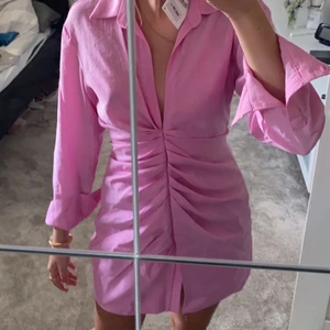 Zara klänning - Supersöt rosa klänning ifrån zara endast använd en gång 💓💓💓💓