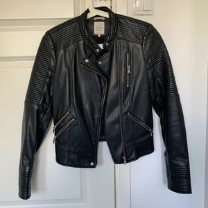 Skinnjacka  - Svart skinnjacka från zara i storlek S. Pris kan diskuteras vid snabb affär. Frakt tillkommer!