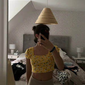 Fon volangtopp  - Fin volnagtopp från monki använd max 1 gång ❤️