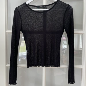 Genomskinlig tröja från Bikbok - En ”genomskinlig” tröja från bikbok!  man kan ha den över tex ett linne, den har även volang vid ärmarna och vid magen💗 superfin och är precis som ny!💗