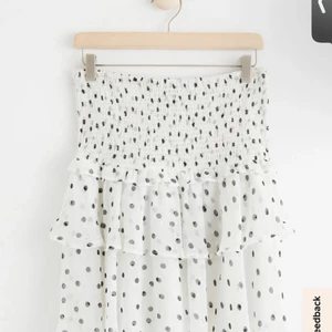 Kjol från Lindex - En gullig kjol ifrån lindex som inte kommer till användning, kan även användas som topp.  Endast testad så är i bra skick. Fler bilder kan skickas vid behov. Pris kan även diskuteras. Köparen står för frakten. 🤍