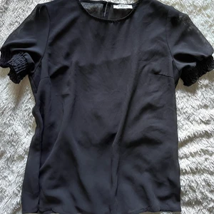 Meshtopp - Svart t-shirt i mesh med puffärm, från Pirces i strl s. Fint skick.