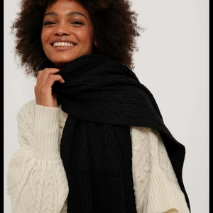 Svart stickad halsduk stor - Mysig svart stickad halsduk med fransar! Se andrs bilden för stickningen. Den är lite luddig så beror på om man vill ha den så, eller så går det att klipöa bort🖤