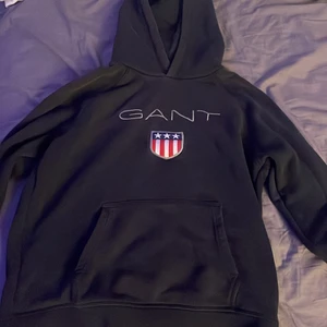 Gant hoodie - Gant hoodie i bra skick! 8/10 Storlek 170cm 15år Nypris:1000kr Köparen står för frakt!!📦🚚