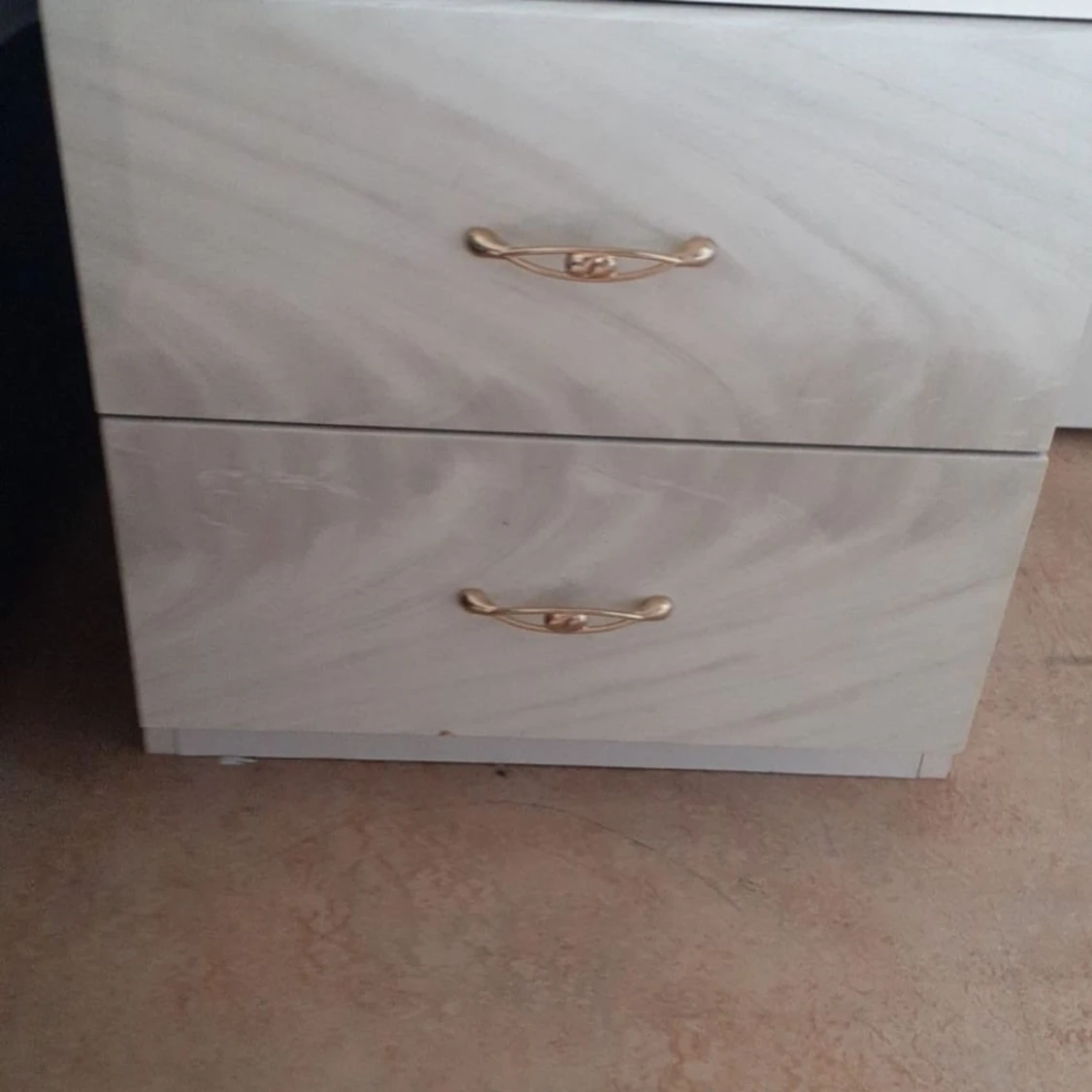 2 sova bord i bra skick 260kr för både  - 90