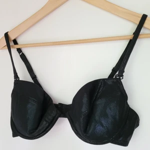 Svrt BH 80B - Svart glansig nätt BH 80B. Avtagbara axelband. Urtagbara "ilägg" i kuporna. Använd, välvårdad! Samfraktar gärna vid köp av fler saker! 🌻Erbjuder även billigare frakt postnod brev utan spårning 25:-